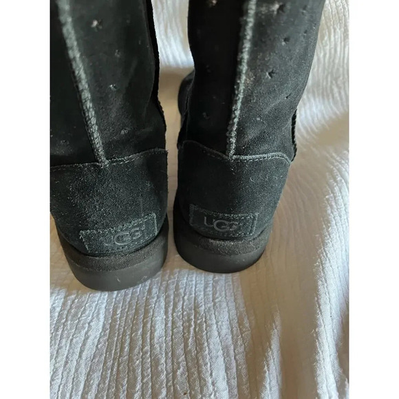 UGG Women’s 6 Black Stars Sheep Skin Fur Lined Classic Short 2 Comfy Comfy Boot - Picture 4 of 11
